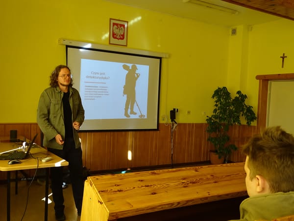 Zdjęcie: Z wykrywaczem w przeszłość – młodzież z Łodzierzy odkrywa historię!