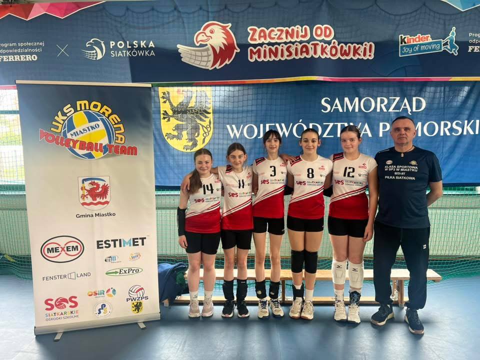Zdjęcie: Gmina Miastko informuje, że Szkoła Podstawowa nr 3 w Miastku zajęła 6. miejsce w województwie pomorskim w finale minisiatkówki trójek.