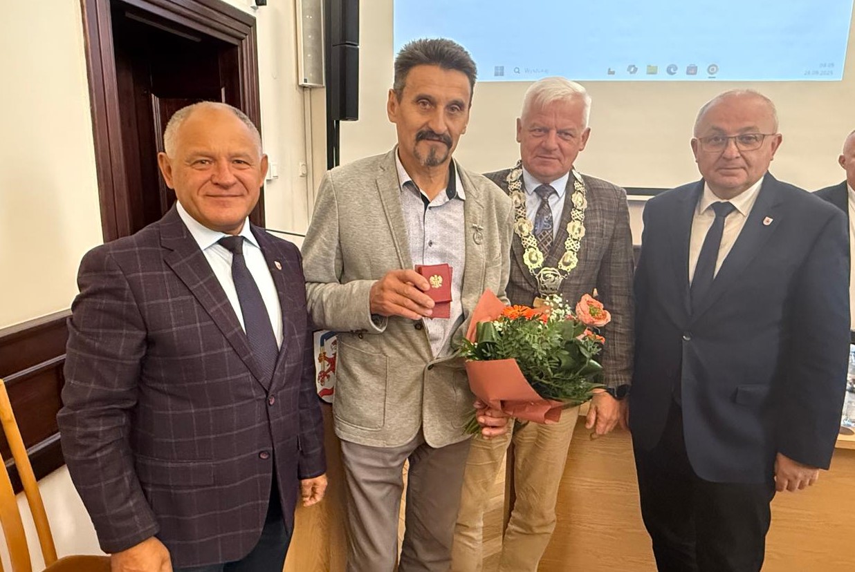 Zdjęcie: Sołtys Andrzej Kuśmierek z odznaką „Zasłużony dla Rolnictwa