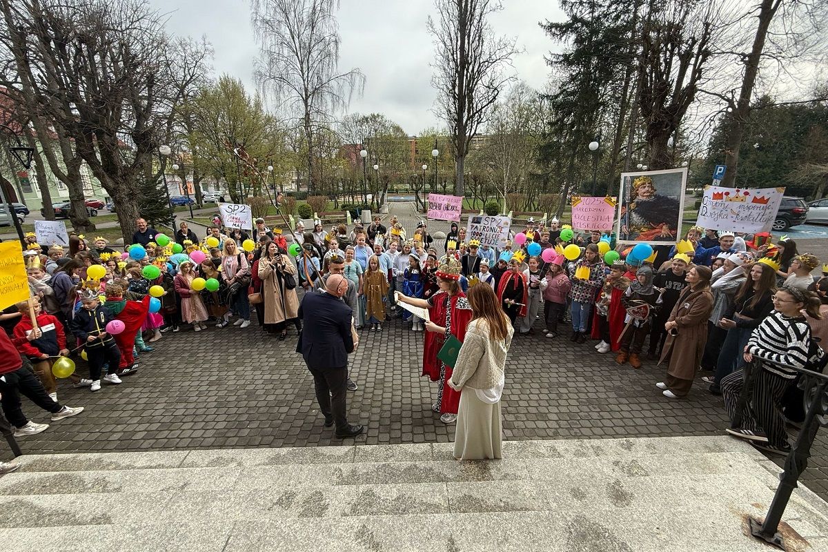 Zdjęcie: Królewska wizyta w miasteckim urzędzie